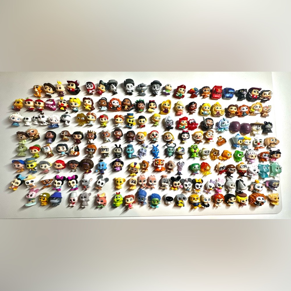 164 Disney doorables collectible toy figures w/ case & 4 surprise characters